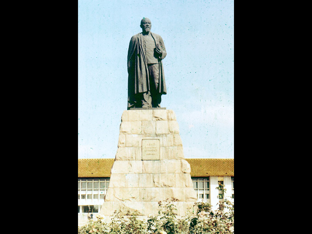 Памятник поэту-просветителю Абаю Кунанбекову – основоположнику национального литературного языка