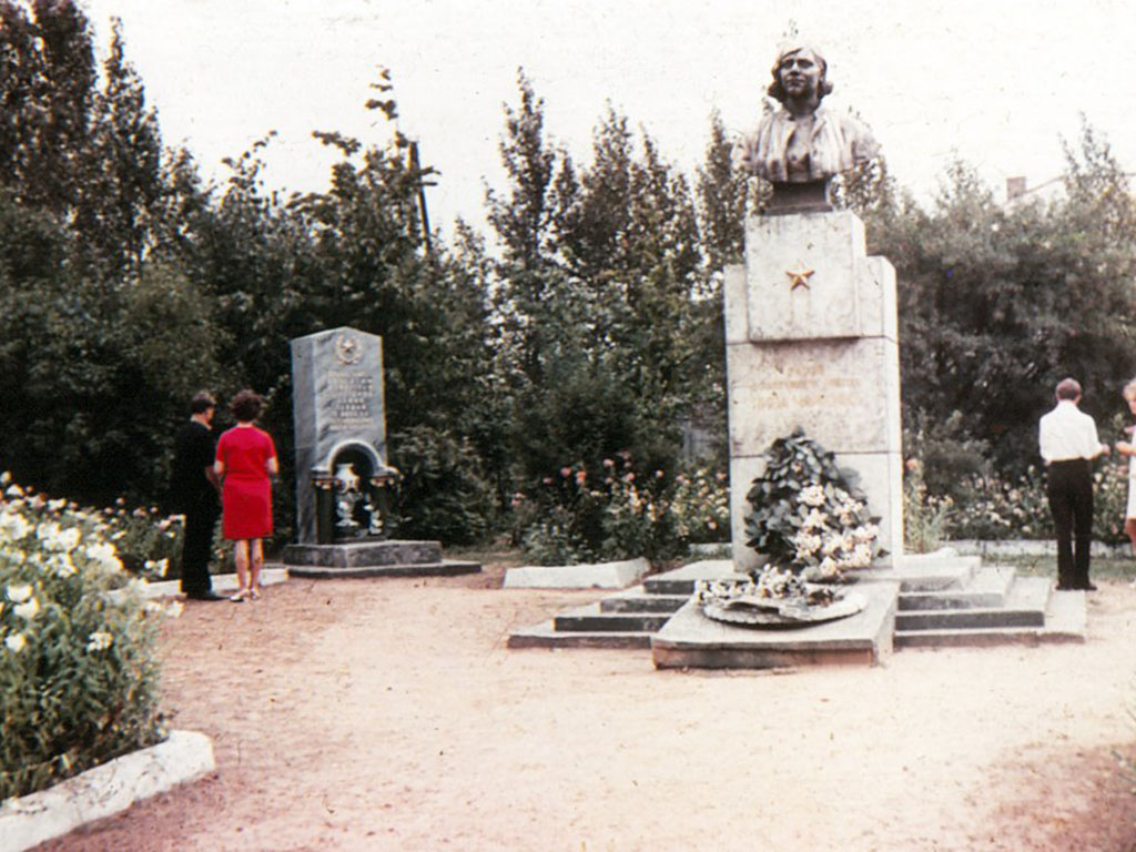 Памятник Герою Советского союза Лизе Чайкиной.