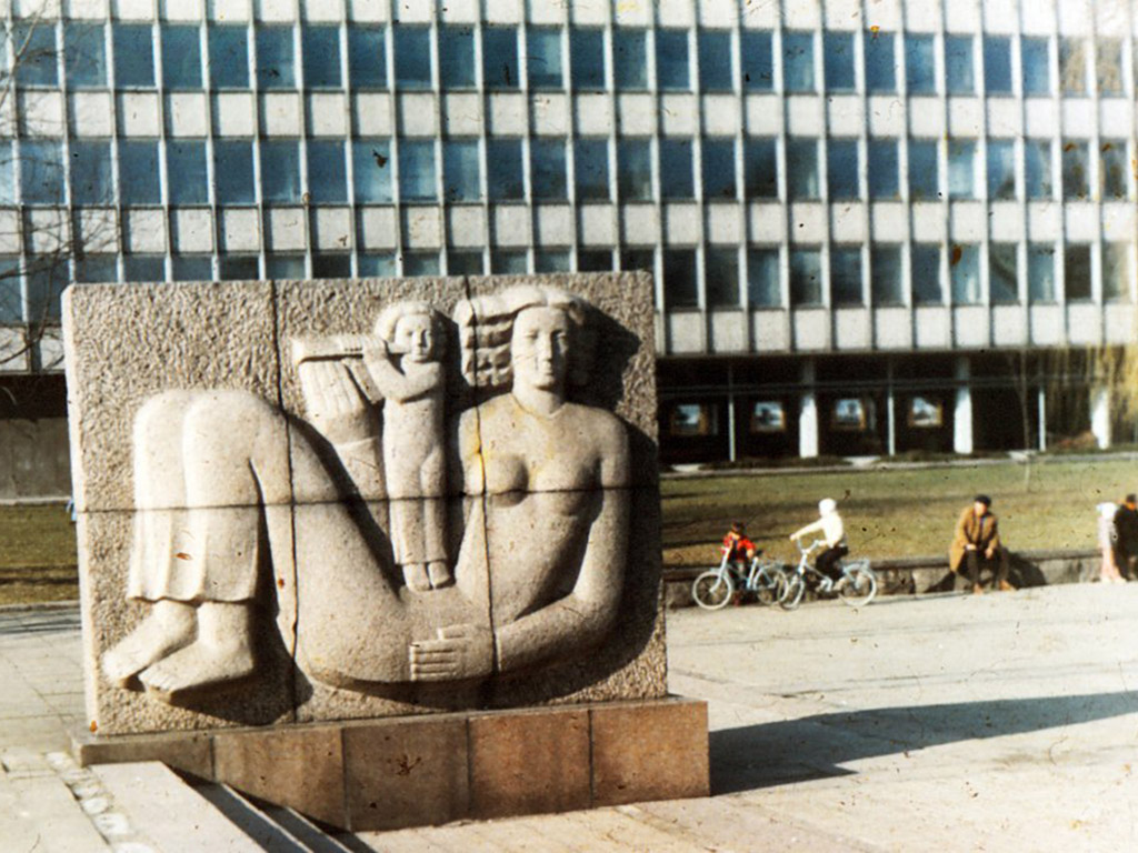 Стела «Мир» на площади  Ю. Янониса.  Ск. Р. Антинис