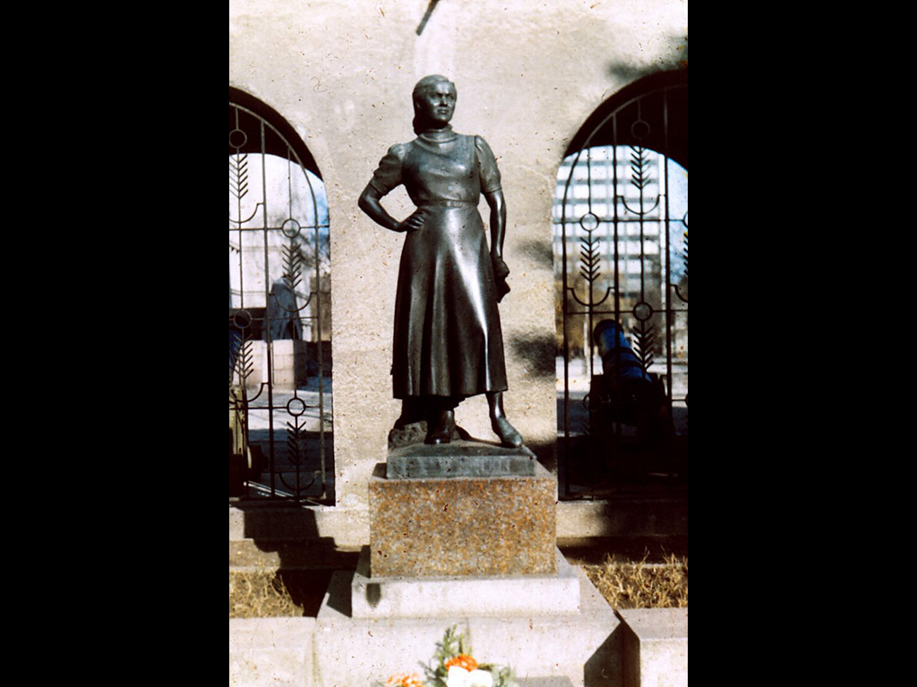 Могила народной поэтессы Литвы Саломеи нерис в сквере исторического музея. Ск. Б. Бучас. 1955