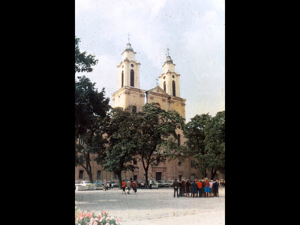 Бывший костел иезуитов на ратушной площади.
