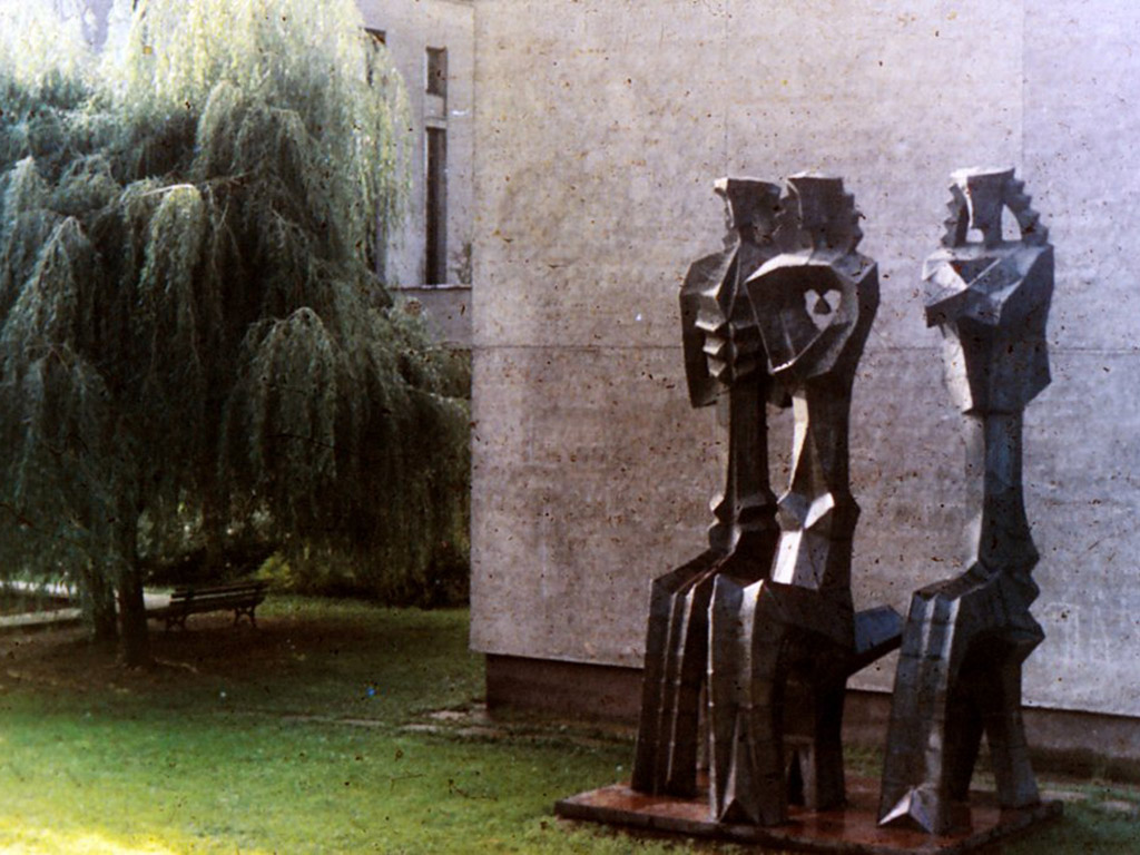 Декоративная скульптура «Короли» перед зданием художественного музея М. К. Чюрлениса. Ск. В. Вильджюнас
