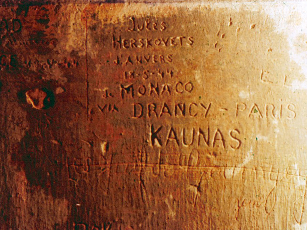 Предсмертные надписи узников на стенах камеры.