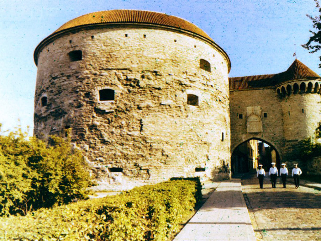 Морские ворота города с башней «Толстая Маргарита».