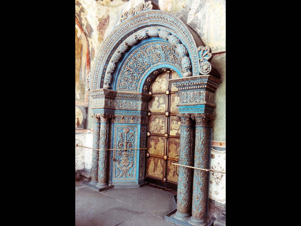 Белокаменный резной портал.  XVI в. Северный вход в собор.