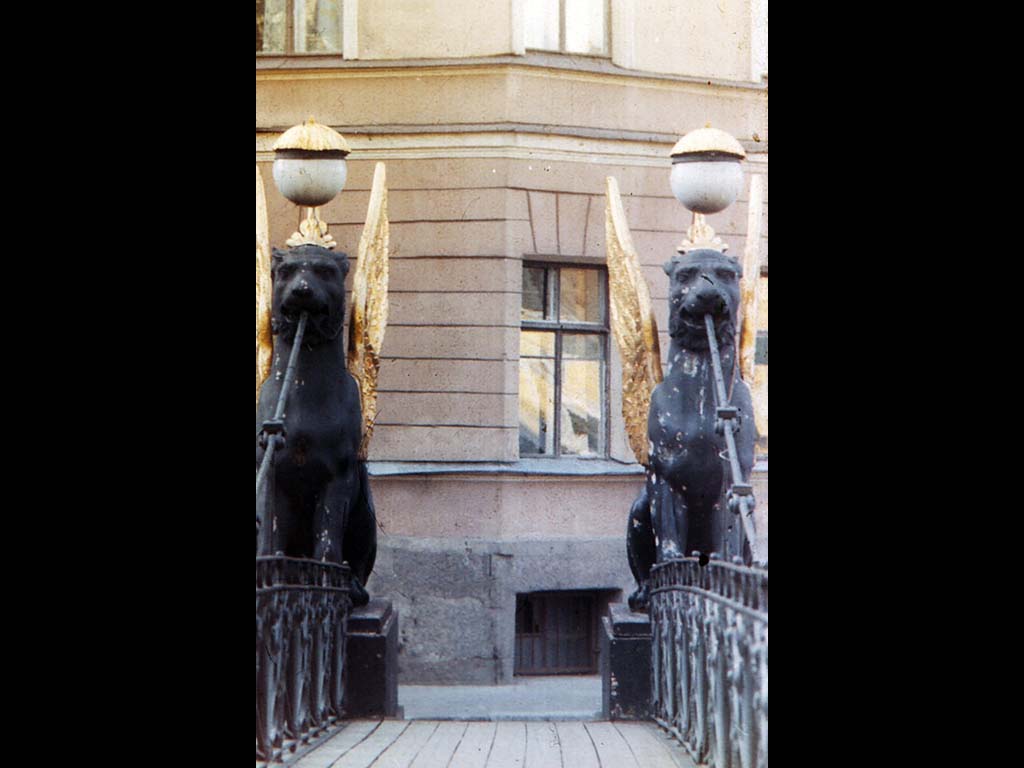 Скульптуры грифонов на Банковском мосту.