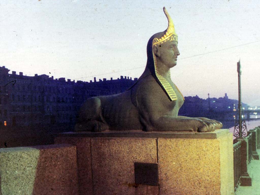 Фигура сфинкса на Египетском мосту.