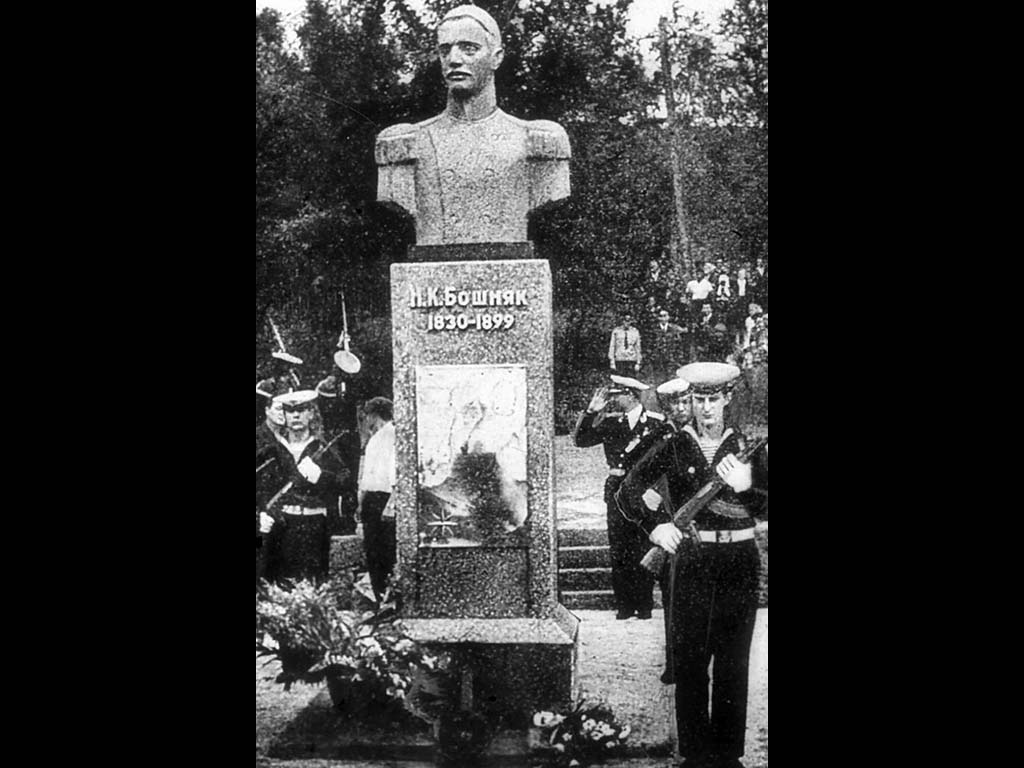 Памятник лейтенанту Н. К. Башняку в Советской Гавани.