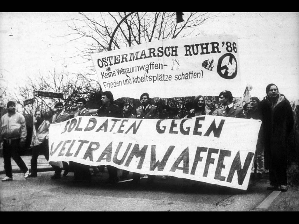 Западногерманские военнослужащие выступают против американских планов милиатаризации космоса.