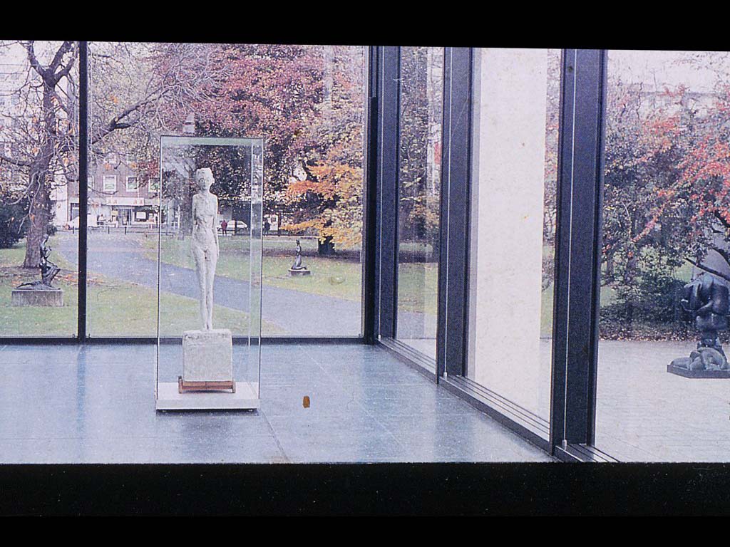 Музей М. Ленбрука. Северный зал. Фрагмент. (Дуйсбург). 1991. Фотография.