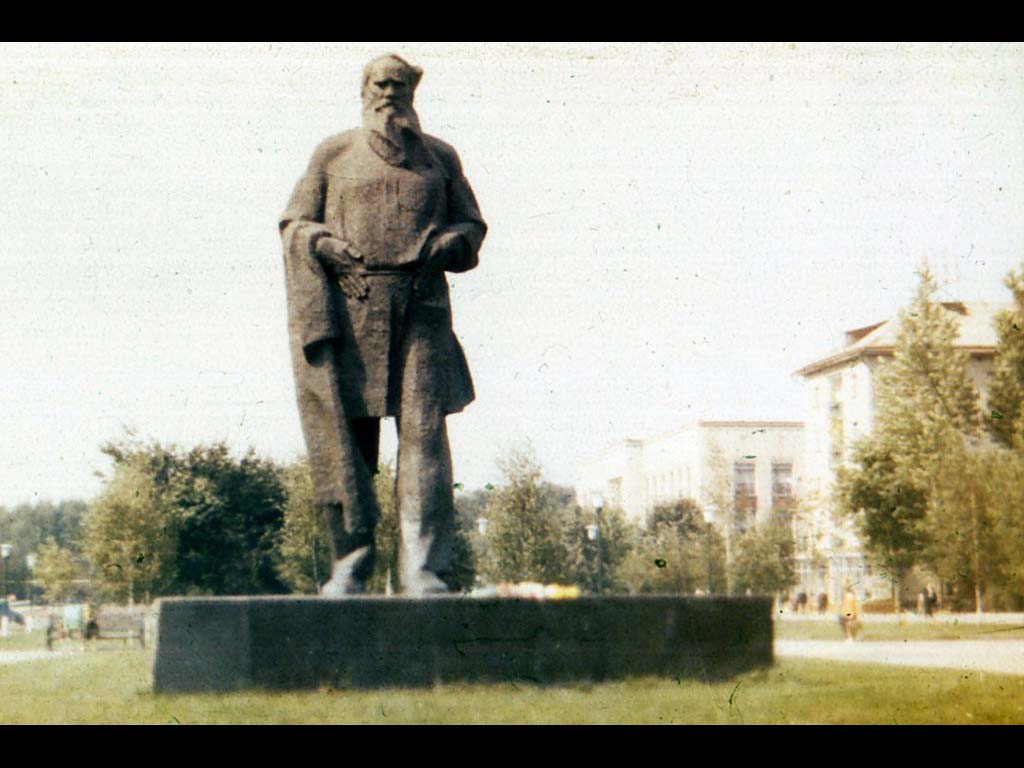 Памятник Л. Н.Толстому